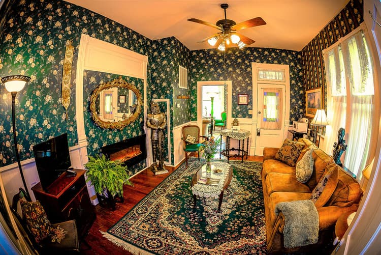 Tennyson Suite: A knight’s garden with an outdoor cliff shower