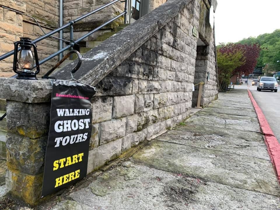 Ghost Tours in Eureka Springs: Who Runs Them, What They Cost, and What the Night Is Actually Like